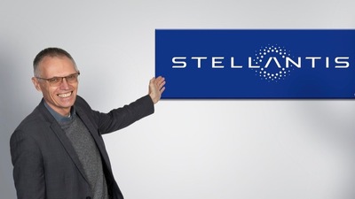 Tavares: "Auto elettriche troppo costose e forzate dai governi"