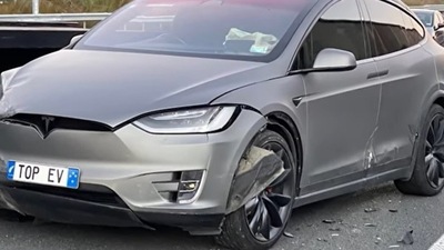 La Tesla lo sorpassa e non la prende bene: la insegue e provoca un incidente