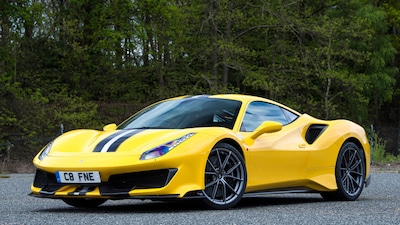 Noleggia una Ferrari, ma si schianta poco dopo: violento incidente a Maranello