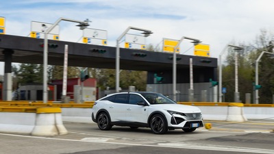 Peugeot 408 Plug-in, il test dei consumi dell'ibrida ricaricabile