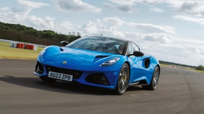 Lotus Emira, col motore 2 litri da 360 cv, diventa un’auto più fruibile