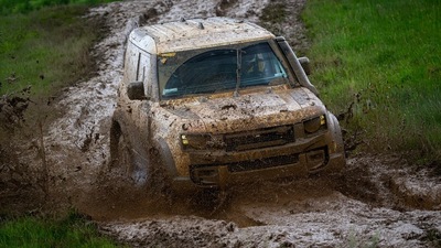 Sul fango scozzese con il Land Rover Defender da gara
