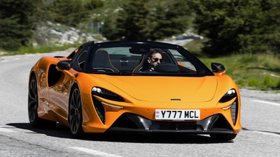 McLaren Artura Spider, più potente e leggera per battere la Ferrari
