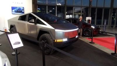 Tesla Cybertruck, la modalità party in azione