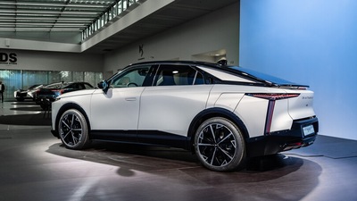 DS N°8, elettrica premium francese