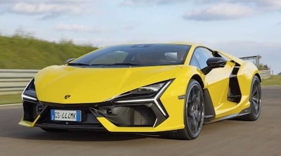 Lamborghini Revuelto, lunga vita al 12 cilindri