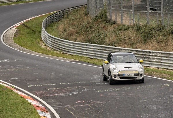 MINI Cooper SE, un giro al Nurburgring senza freni