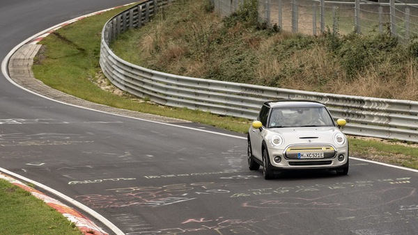 MINI Cooper SE, un giro al Nurburgring senza freni