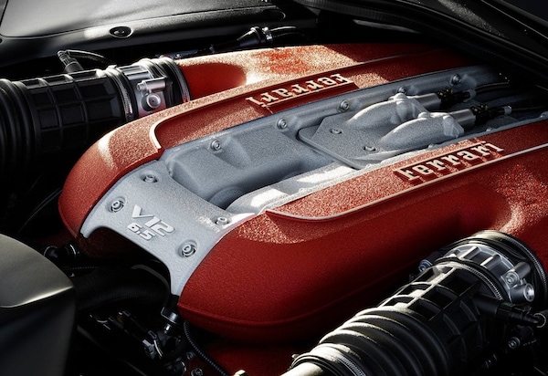 Motore V12 Ferrari, la novità che fa convivere prestazioni ed emissioni