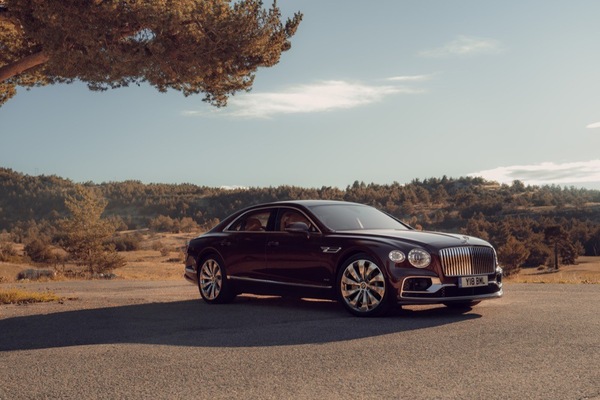 Nuova Bentley Flying Spur, l'ammiraglia sportiva