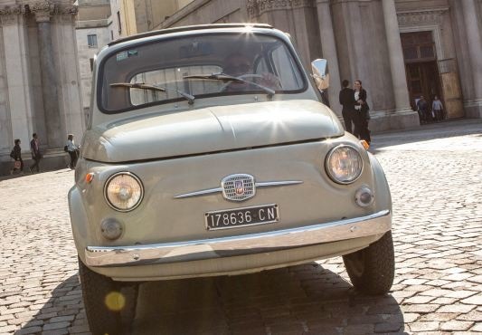 Italia: vecchie Fiat 500 più delle auto elettriche