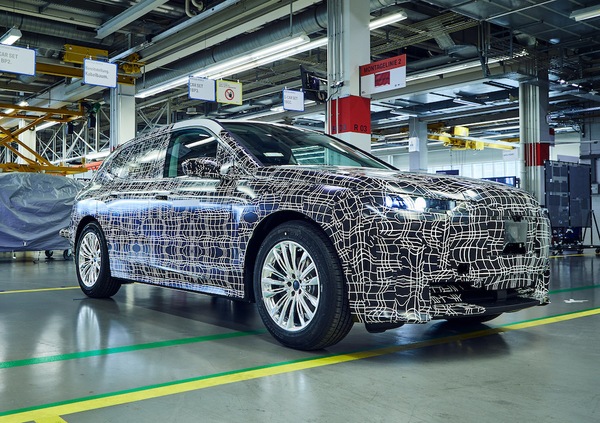 BMW iNext, Dingolfing si rifà il look per il suv elettrico