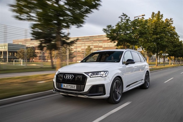 Audi Q7 e quattro, ibrido plug-in in due salse da inizio 2020