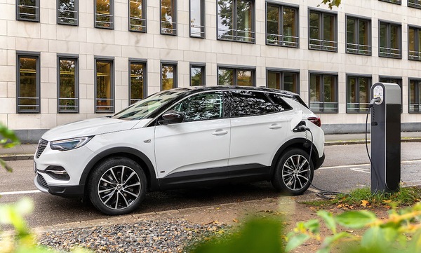 Ibrido plug-in di PSA, giù la Co2 su gli incentivi