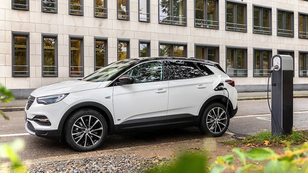 Ibrido plug-in di PSA, giù la Co2 su gli incentivi