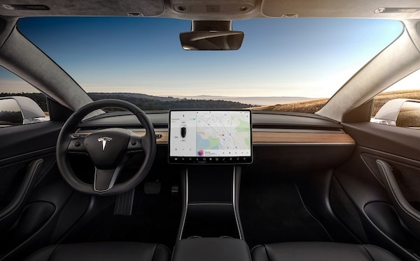 Tesla Model 3 si schianta con il pilota automatico VIDEO