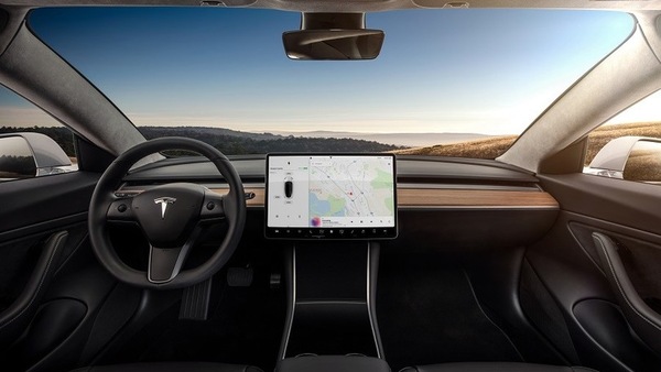 Tesla Model 3 si schianta con il pilota automatico VIDEO