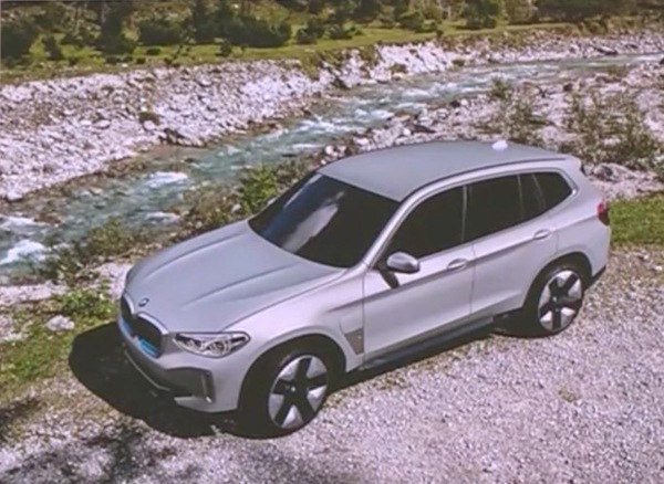 BMW iX3, prima foto del SUV elettrico