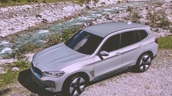 BMW iX3, prima foto del SUV elettrico