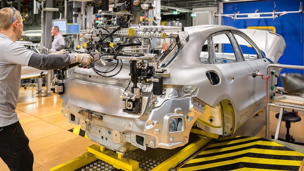 Porsche Taycan Cross Turismo a fine anno, poi Macan elettrica