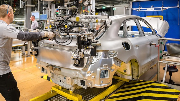 Porsche Taycan Cross Turismo a fine anno, poi Macan elettrica