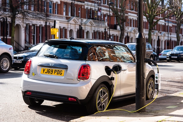 I lampioni per strada ricaricano le auto elettriche con Electric Avenue W9
