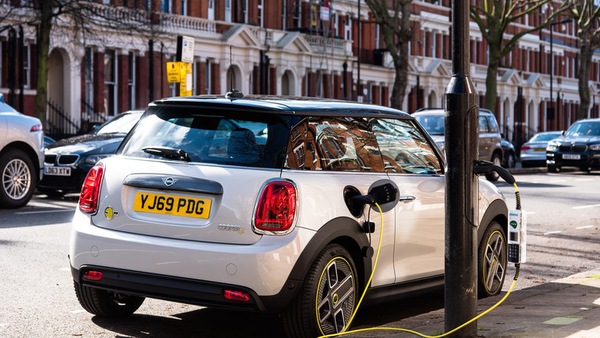 I lampioni per strada ricaricano le auto elettriche con Electric Avenue W9