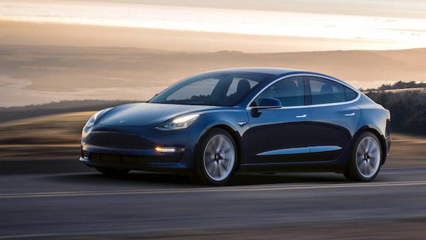 Tesla lavora all'Autopilot con fermata autonoma agli incroci