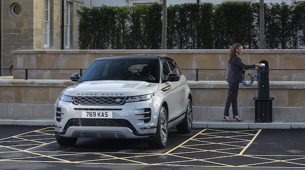 Range Rover Evoque, avanti con l'ibrido plug-in P300e