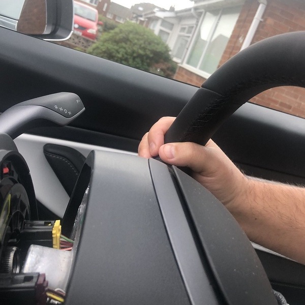 Tesla Model 3, la denuncia social con tanto di foto: "Mi è caduto il volante!"