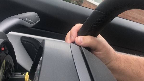 Tesla Model 3, la denuncia social con tanto di foto: "Mi è caduto il volante!"
