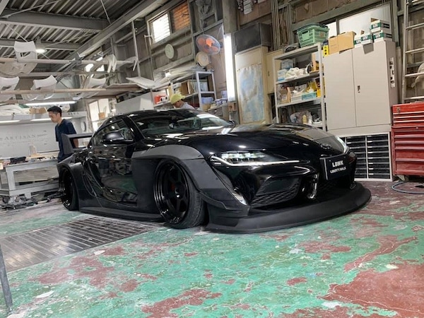 Toyota Supra, Liberty Walk la "gonfia" di personalità