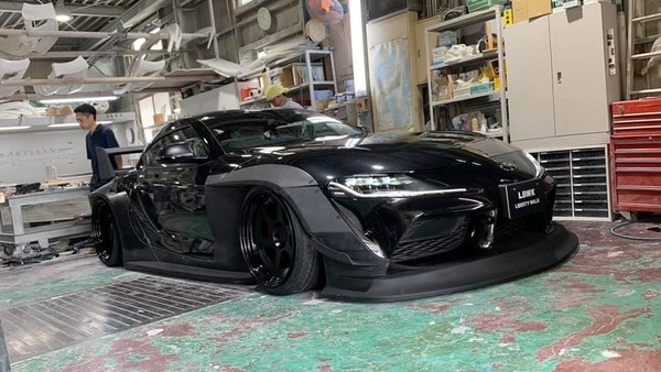 Toyota Supra, Liberty Walk la "gonfia" di personalità