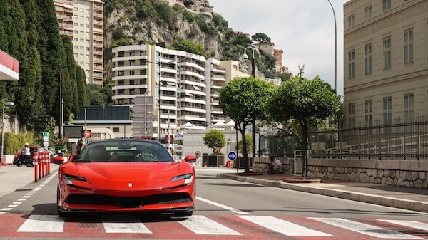 Leclerc e Ferrari in “Le grand rendez-vous”: va in scena il ruggito della SF90 Stradale