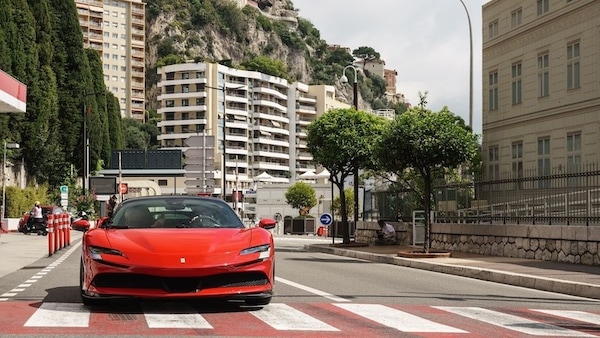 Leclerc e Ferrari in “Le grand rendez-vous”: va in scena il ruggito della SF90 Stradale