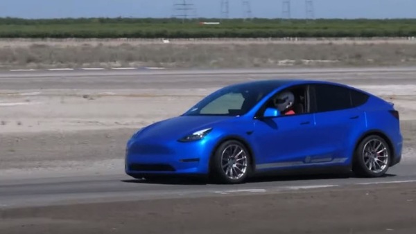 Tesla Model Y, quella di Unplugged batte la Porsche 911 Turbo in pista