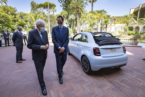 Fiat 500 elettrica con guida speciale: al volante c'è Sergio Mattarella