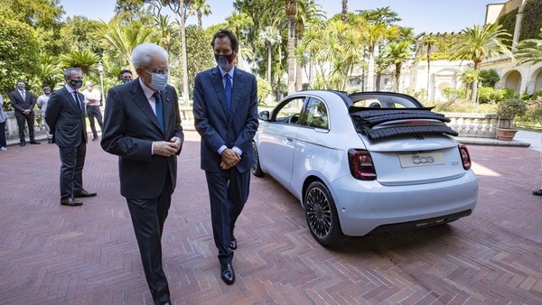 Fiat 500 elettrica con guida speciale: al volante c'è Sergio Mattarella