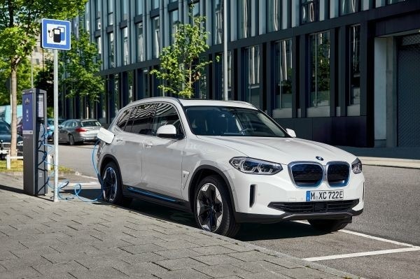 BMW iX3, la prima elettrica della Doppia Elica