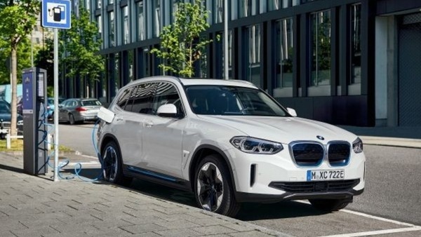 BMW iX3, la prima elettrica della Doppia Elica