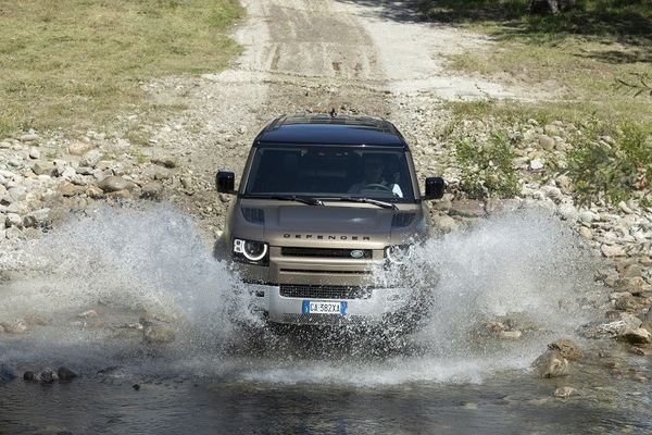 Nuova Land Rover Defender 110: la Leggenda domina ogni terreno