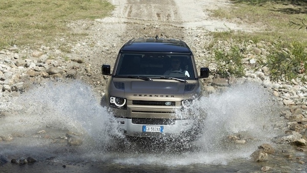 Nuova Land Rover Defender 110: la Leggenda domina ogni terreno