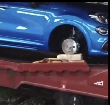 Nuova Fiat 500, rubano le ruote nuove di zecca da un treno merci!