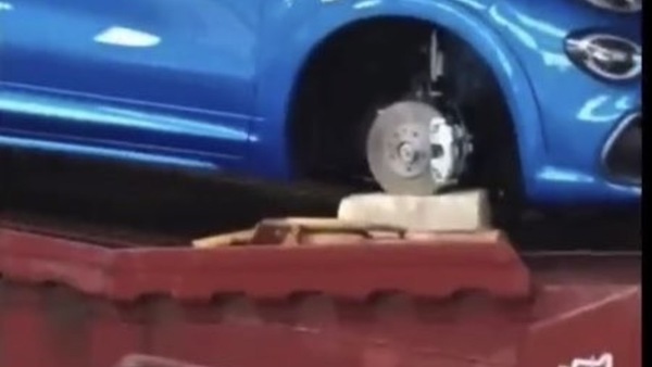 Nuova Fiat 500, rubano le ruote nuove di zecca da un treno merci!