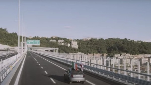 La Nuova Fiat 500 sfila sul Ponte San Giorgio di Genova