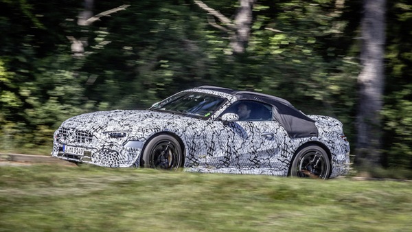 Nuova Mercedes SL, su strada i primi muletti