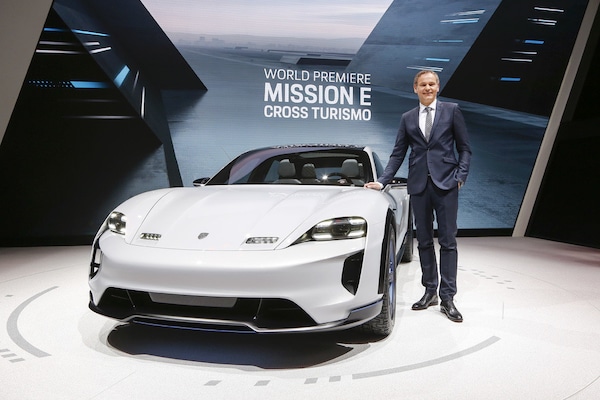 Porsche Taycan Cross Turismo aspetterà il 2021