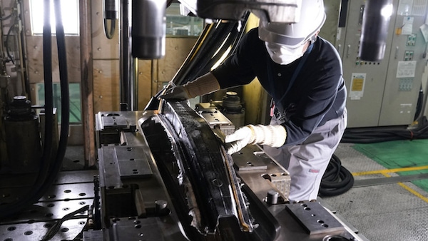 Nissan guarda al CFRP sulle proprie auto