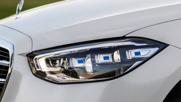 Nuova Mercedes Classe C, sfuggito il design del frontale