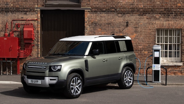 Land Rover Defender, arriva l'ibrido plug-in. Diesel tutti 3 litri mild